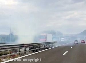 Attigliano - Spartitraffico in fiamme sull'A1