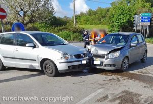 Viterbo - Scontro tra auto in strada Bagni