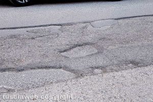 Viterbo - Buche in via del Murialdo