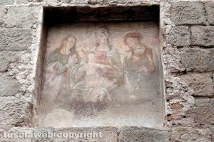 Viterbo - Il dipinto all'esterno della chiesa di San Pellegrino