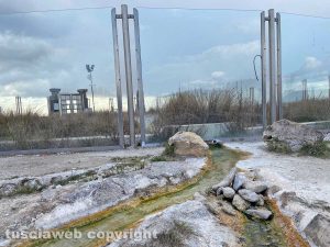 Viterbo - Il Bullicame - In basso a destra i massi che impediscono il passaggio dell'acqua