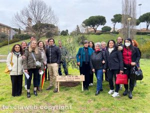 Viterbo - Cgil, Cisl e Uil piantano un albero a Valle Faul in ricordo delle vittime di femminicidio