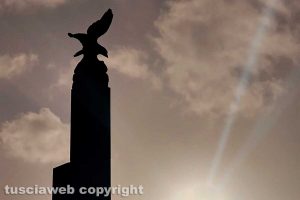 Il monumento dell'aeronautica al tramonto