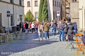 Viterbo - Turisti in centro a Pasquetta