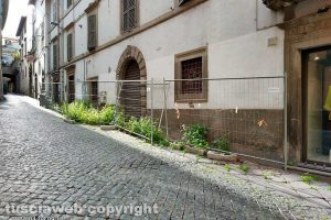 Viterbo - Le transenne in largo Cesare Battisti