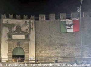 Viterbo - La bandiera della Repubblica sociale italiana sulle mura della città per il 25 aprile