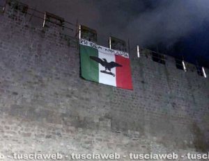 Viterbo - La bandiera della Repubblica sociale italiana sulle mura della città per il 25 aprile