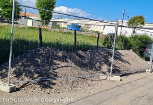 Viterbo - Carico di calcinacci in via Villanova