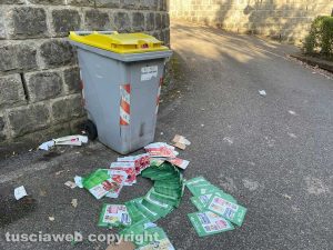 Viterbo - Volantini buttati a terra (foto di repertorio)