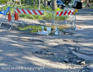 Viterbo - Buche sulla Cassia nord