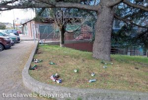 Viterbo - Rifiuti davanti al Sert di Porta Romana