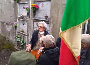 La figlia di Calistri di fronte alla tomba del padre