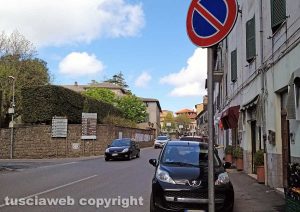 Montefiascone - I parcheggi "selvaggi" in via Dante Alighieri