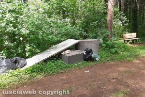 Canepina - Rifiuti lungo il sentiero della salute