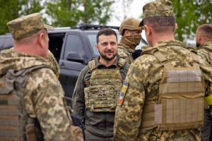 Il presidente Volodymyr Zelensky visita le truppe ucraine di stanza a Kharkiv