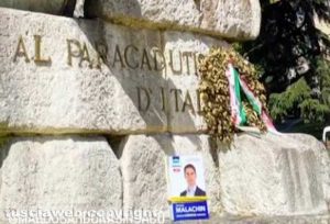 Viterbo - Manifesto elettorale sul monumento al Paracadutista d'Italia