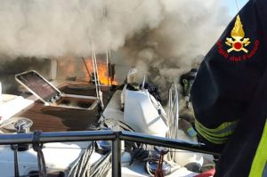 Civitavecchia - Imbarcazione in fiamme
