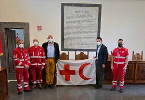 Bagnoregio - La bandiera della croce rossa al comune