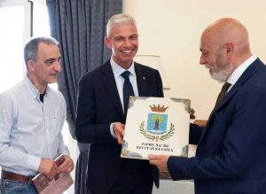 Civitavecchia - Il sindaco di Deruta dona una ceramica con lo stemma del comune al sindaco Ernesto Tedesco