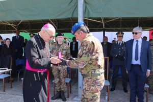 Il vescovo Fumagalli dona all’esercito una reliquia di San Giovanni XXIII