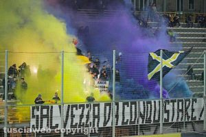 Sport - Calcio - Viterbese - i tifosi in curva Nord