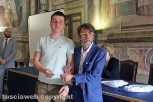 Viterbo - Premio Alessandro Vismara 2022 - Il vincitore Andrea Marziali premiato da Massimiliano Vismara