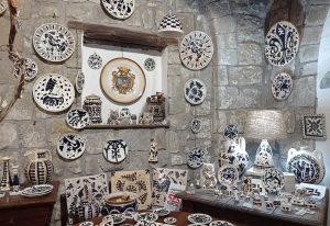 L'interno di una bottega della ceramica