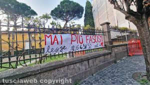 Viterbo - Striscione "Mai più fascismi" della Rete degli studenti medi