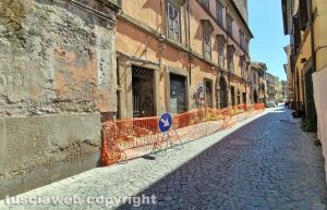 Viterbo - Calcinacci dal palazzo in via Cardinal La Fontaine