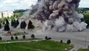 Lozova - Un frame del video dell'esplosione della Casa della cultura pubblicato dal presidente Zelensky