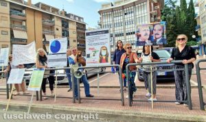 Viterbo - Sit-in contro il vaccino Covid