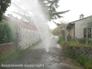 Viterbo - Perdita d'acqua in strada Torre del Guercio