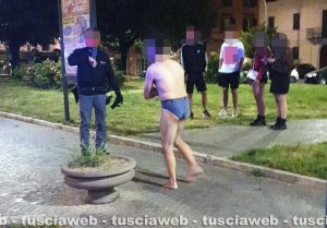 Viterbo - Gira in mutande per il centro - L'intervento della polizia