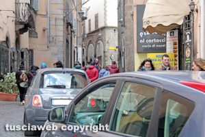 Viterbo - Via San Lorenzo - Auto nel centro storico