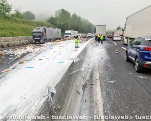 Orte - Auto contro camion - Il carico perso sull'asfalto