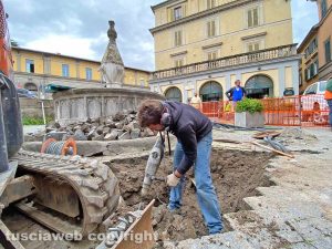 Viterbo - I lavori per riportare l'acqua nella fontana di piazza Dante