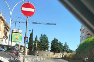 Viterbo - Gru sospesa sull'incrocio alle Pietrare