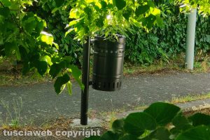 Viterbo - Uno dei cestini in via Monte Cervino