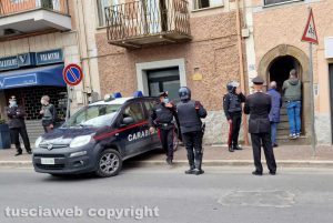 Vetralla - Uomo barricato in casa - I carabinieri sotto l'abitazione