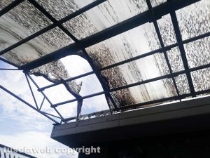 Viterbo - La tettoia danneggiata al Cimitero nuovo