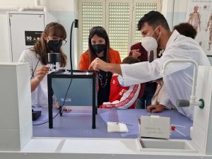 Tarquinia - La preside del Cardarelli, Piroli, e i ragazzi in laboratorio