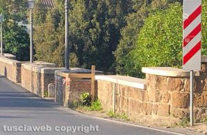 Civita Castellana - Ponte Clementino - Il muretto danneggiato