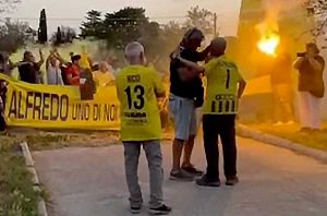 Viterbese - Decine di ultras gialloblù a casa del "barbieretto" Alfredino Lucaccioni