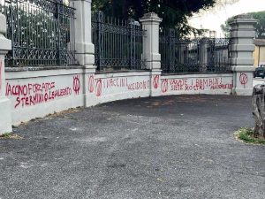 Roma - Le scritte davanti allo Spallanzani