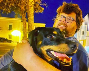 Mario Adinolfi insieme al suo cane Ludwig