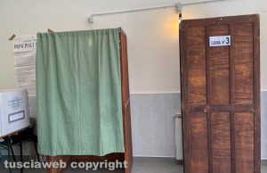 Le cabine per votare in un seggio elettorale