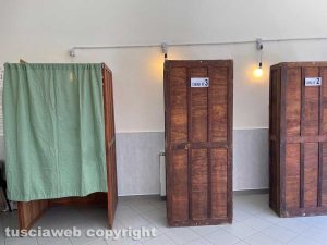 Le cabine per votare in un seggio elettorale