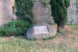 Viterbo - Il cippo di piazzale Gramsci