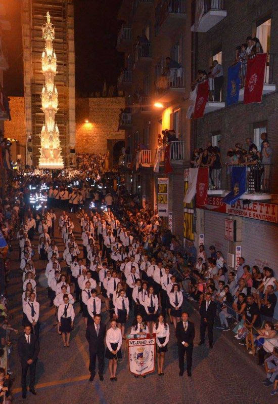 Viterbo - La banda di Vejano davanti la Macchina di Santa Rosa