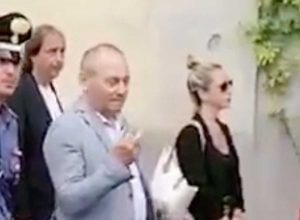 Sutri - Il vicesindaco Lillo Di Mauro mostra il dito medio durante la processione
